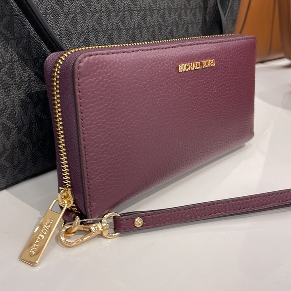 MICHAEL KORS LARGE TRAVEL CONTINENTAL WRISTLET WALLET PHONEHOLDER OXBLOOD - Picture 8 of 16